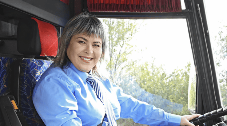 Glimlachende buschauffeur achter het stuur
